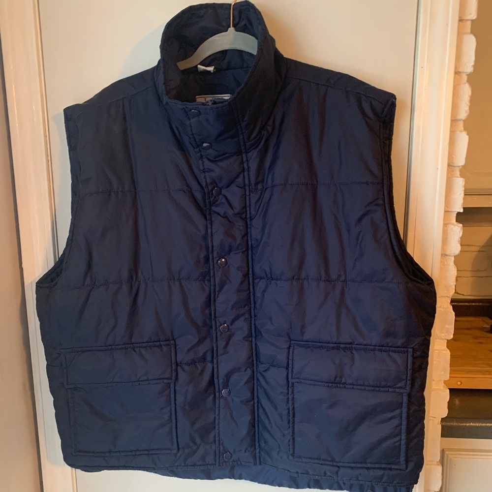 Men’s nylon navy blue light weight padded puffer vest. Zip with snaps. 2XL